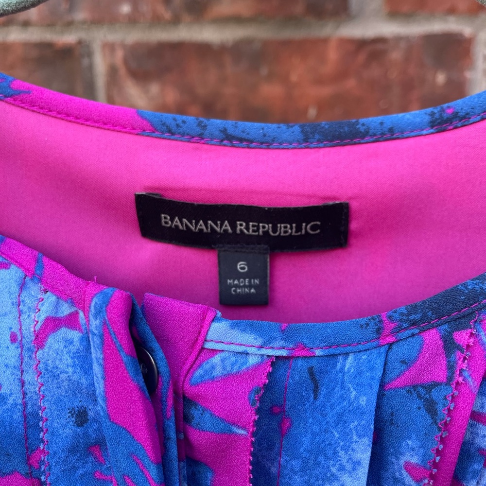 Cute Banana Republic Dress in hot pink and blue size 6. Excellent condition.